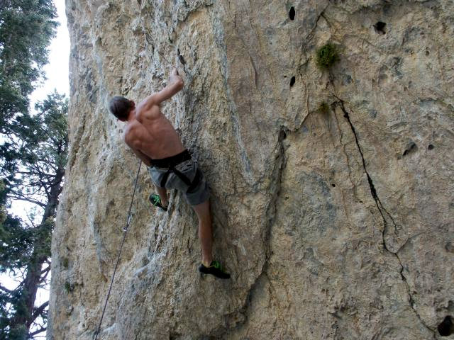 Toro warms up on a 5.12c